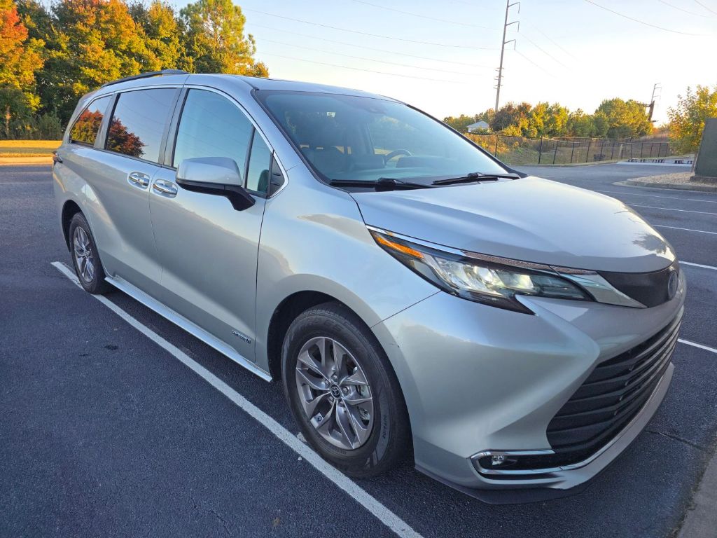 2021 Toyota Sienna XLE's photo